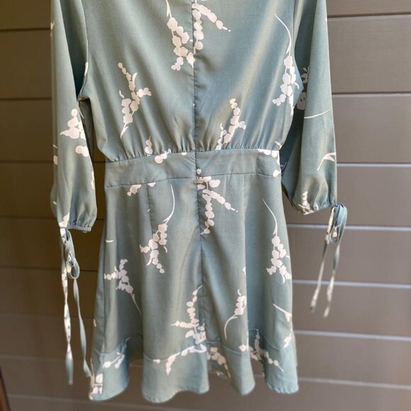 Women's A-Line Flowy Swing Floral Print Flared V Neck Wrap Dress, Size Large - Picture 2 of 6